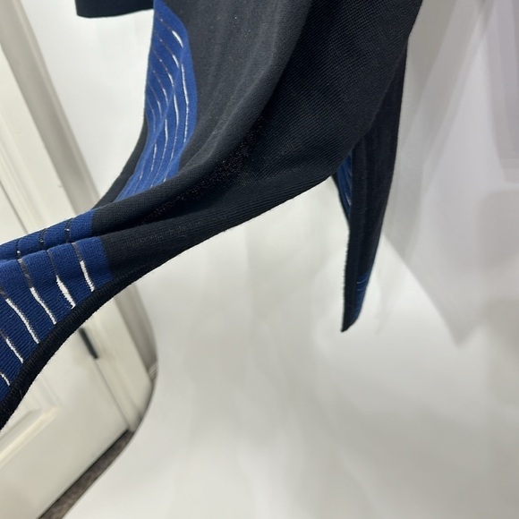 St.John black and blue asymmetrical 97% wool top size large. - Picture 7 of 11